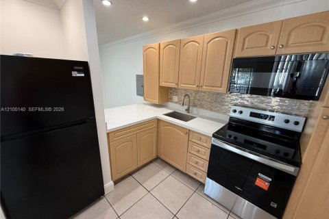Condo in Miami, Florida, 1 bedroom № 2401497 - photo 13
