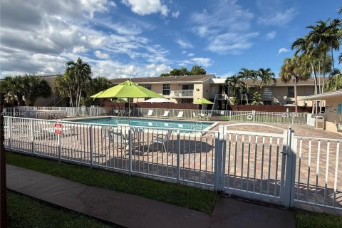 Condo in Miami, Florida, 1 bedroom № 2401497 - photo 16