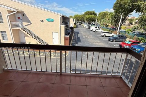 Condo in Miami, Florida, 1 bedroom № 2401497 - photo 11