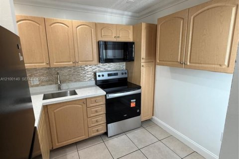 Condo in Miami, Florida, 1 bedroom № 2401497 - photo 12