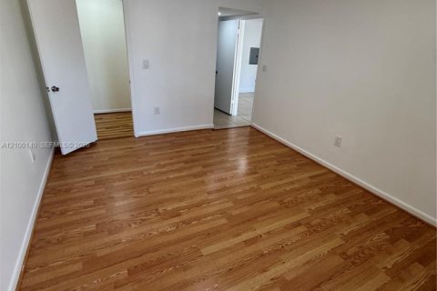Condo in Miami, Florida, 1 bedroom № 2401497 - photo 4