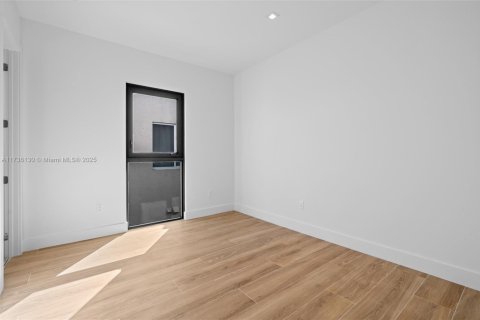 Casa en venta en Miami, Florida, 3 dormitorios, 195.84 m2 № 1484809 - foto 17
