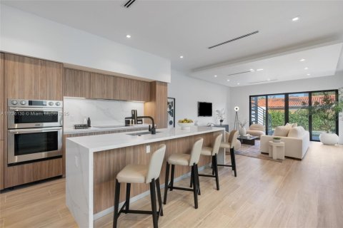 Casa en venta en Miami, Florida, 3 dormitorios, 195.84 m2 № 1484809 - foto 2