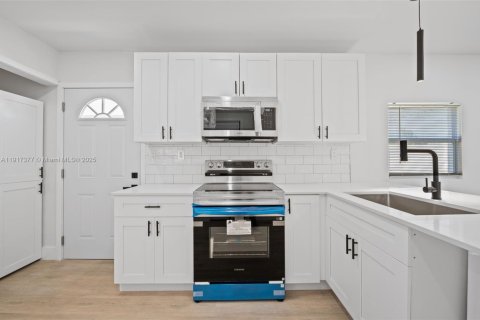 Villa ou maison à vendre à Miami, Floride: 3 chambres, 56.67 m2 № 1973506 - photo 12