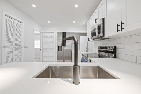 Villa ou maison à vendre à Miami, Floride: 3 chambres, 56.67 m2 № 1973506 - photo 14