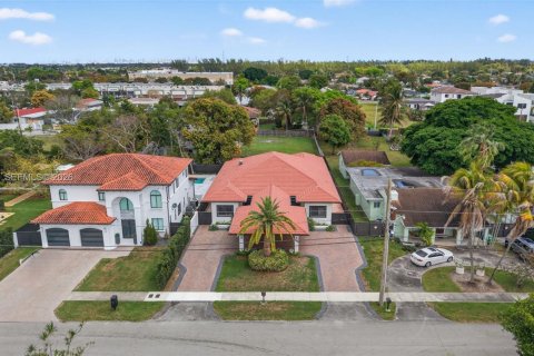 Дом в Майами, Флорида 4 спальни, 366.5м2 № 2049766