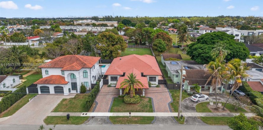 Дом в Майами, Флорида 4 спальни, 366.5м2 № 2049766