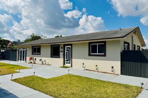 Купить виллу или дом в Хомстед, Флорида 4 спальни, 135.45м2, № 2028013 - фото 2