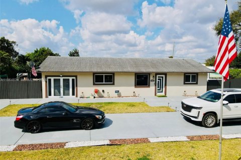 Дом в Хомстед, Флорида 4 спальни, 135.45м2 № 2028013