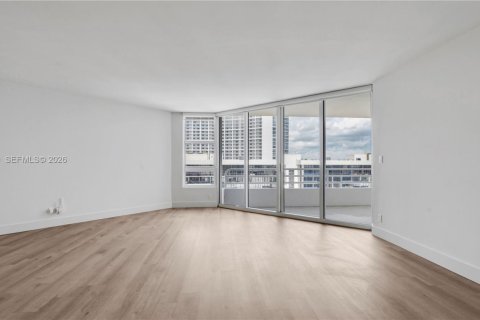 Apartment in Miami, Florida 1 bedroom, 96.25 sq.m. № 2003094 - photo 12