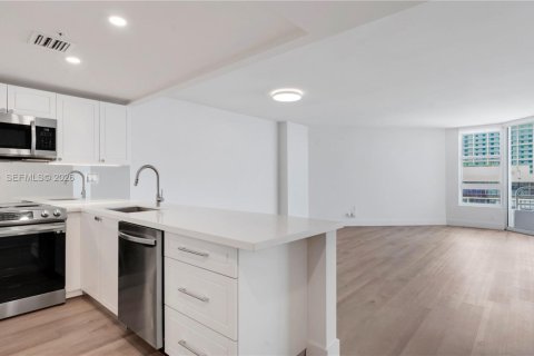 Apartment in Miami, Florida 1 bedroom, 96.25 sq.m. № 2003094 - photo 2