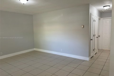 Apartment in Lauderdale Lakes, Florida 2 bedrooms, 844.95 sq.m. № 1927893 - photo 4