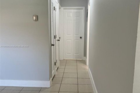 Apartment in Lauderdale Lakes, Florida 2 bedrooms, 844.95 sq.m. № 1927893 - photo 12