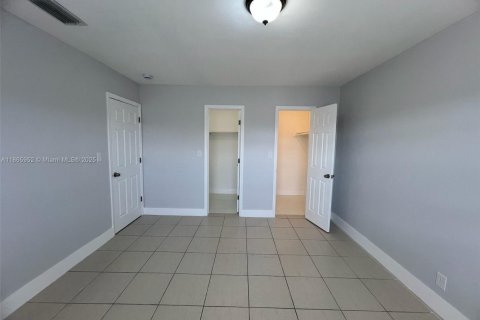 Apartment in Lauderdale Lakes, Florida 2 bedrooms, 844.95 sq.m. № 1927893 - photo 23