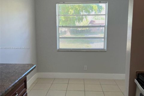 Apartment in Lauderdale Lakes, Florida 2 bedrooms, 844.95 sq.m. № 1927893 - photo 10