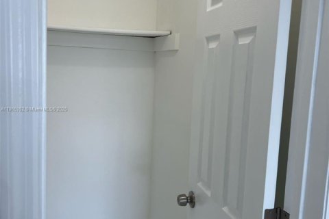 Appartement à louer à Lauderdale Lakes, Floride: 2 chambres, 844.95 m2 № 1927893 - photo 13