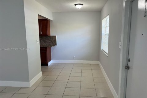 Apartamento en alquiler en Lauderdale Lakes, Florida, 2 dormitorios, 844.95 m2 № 1927893 - foto 6