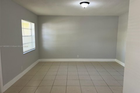 Apartamento en alquiler en Lauderdale Lakes, Florida, 2 dormitorios, 844.95 m2 № 1927893 - foto 1