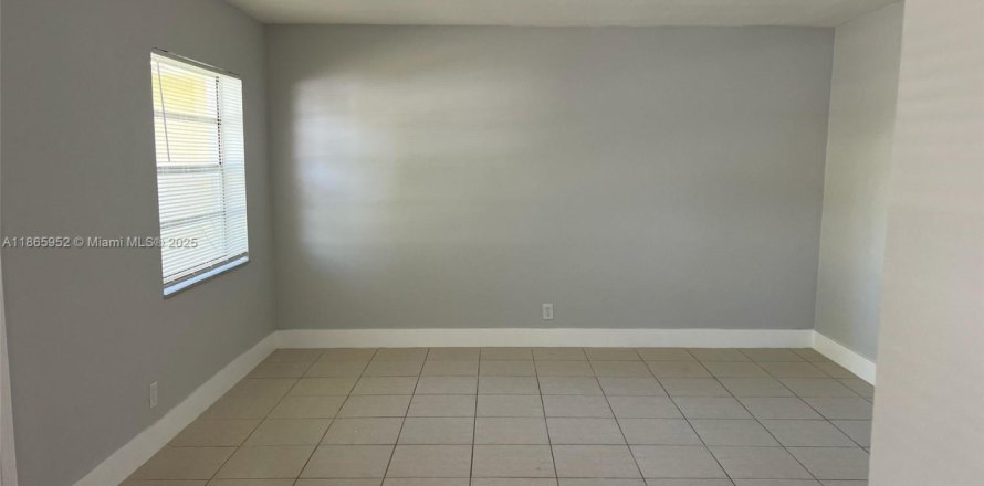 Apartment in Lauderdale Lakes, Florida 2 bedrooms, 844.95 sq.m. № 1927893