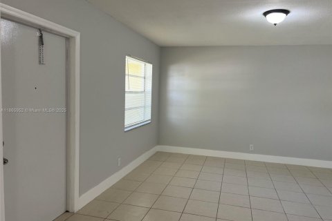 Apartment in Lauderdale Lakes, Florida 2 bedrooms, 844.95 sq.m. № 1927893 - photo 2