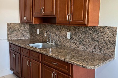 Apartment in Lauderdale Lakes, Florida 2 bedrooms, 844.95 sq.m. № 1927893 - photo 8