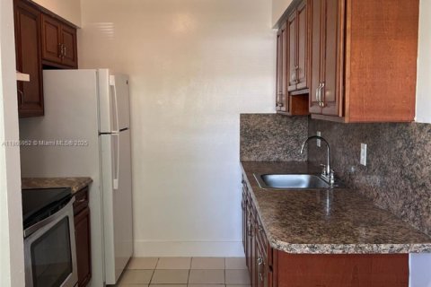 Apartment in Lauderdale Lakes, Florida 2 bedrooms, 844.95 sq.m. № 1927893 - photo 7