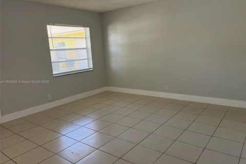 Apartment in Lauderdale Lakes, Florida 2 bedrooms, 844.95 sq.m. № 1927893 - photo 3