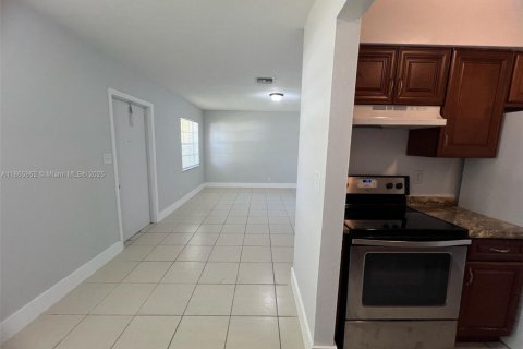 Apartment in Lauderdale Lakes, Florida 2 bedrooms, 844.95 sq.m. № 1927893 - photo 11
