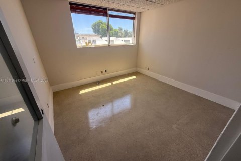 Commercial property in Hollywood, Florida № 2013438 - photo 12