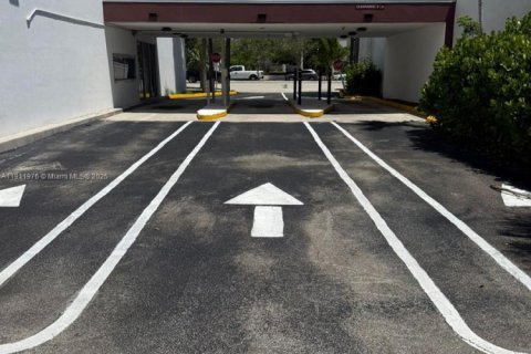 Commercial property in Hollywood, Florida № 2013438 - photo 5