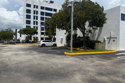 Commercial property in Hollywood, Florida № 2013438 - photo 3