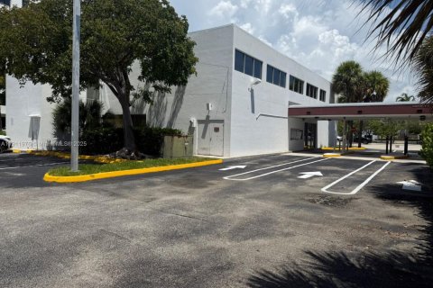 Commercial property in Hollywood, Florida № 2013438 - photo 7