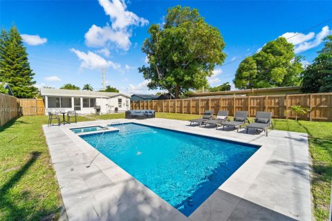 Villa ou maison à vendre à Wilton Manors, Floride: 2 chambres, 83.24 m2 № 1998860 - photo 16