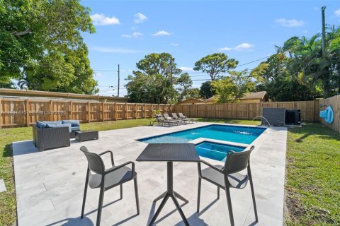 House in Wilton Manors, Florida 2 bedrooms, 83.24 sq.m. № 1998860