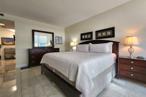 Condo in Hollywood, Florida, 2 bedrooms  № 2034396 - photo 12