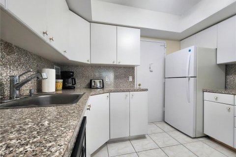 Condo in Hollywood, Florida, 2 bedrooms  № 2034396 - photo 8