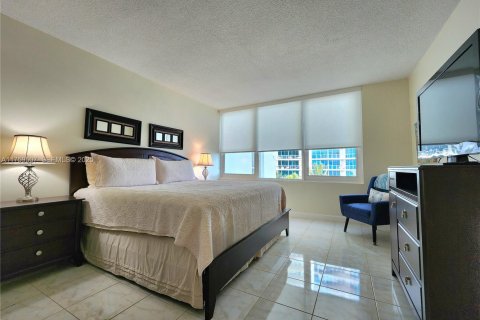 Condo in Hollywood, Florida, 2 bedrooms  № 2034396 - photo 11