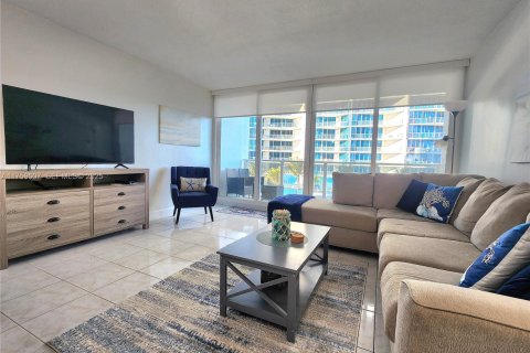 Condo in Hollywood, Florida, 2 bedrooms  № 2034396 - photo 4