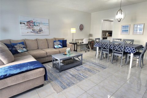 Condo in Hollywood, Florida, 2 bedrooms  № 2034396 - photo 5