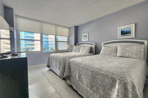 Condo in Hollywood, Florida, 2 bedrooms  № 2034396 - photo 16