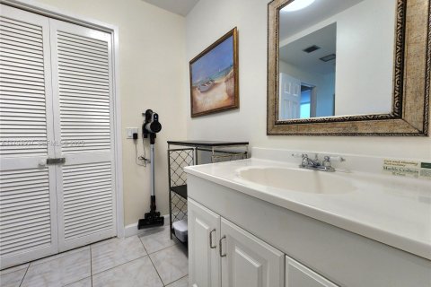 Condo in Hollywood, Florida, 2 bedrooms  № 2034396 - photo 14
