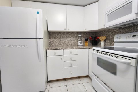 Condo in Hollywood, Florida, 2 bedrooms  № 2034396 - photo 9