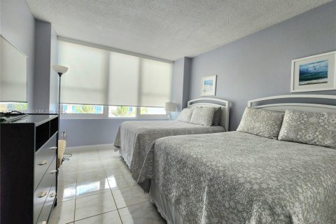 Condo in Hollywood, Florida, 2 bedrooms  № 2034396 - photo 17