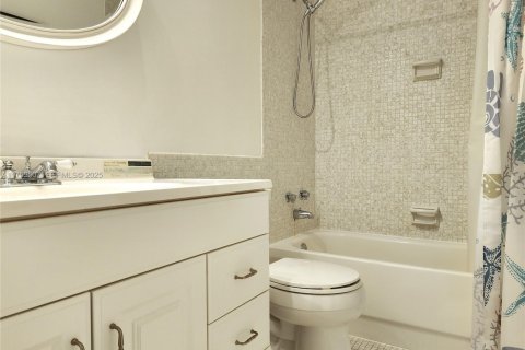 Condo in Hollywood, Florida, 2 bedrooms  № 2034396 - photo 18
