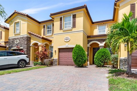Townhouse in Doral, Florida 3 bedrooms, 147.62 sq.m. № 2025589 - photo 2
