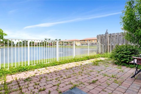 Townhouse in Doral, Florida 3 bedrooms, 147.62 sq.m. № 2025589 - photo 11