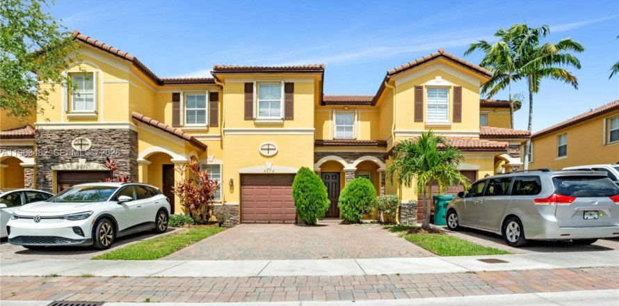 Townhouse in Doral, Florida 3 bedrooms, 147.62 sq.m. № 2025589