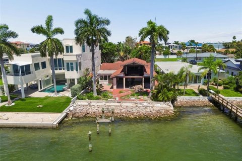 House in Saint Pete Beach, Florida 3 bedrooms, 190.08 sq.m. № 2309882 - photo 22