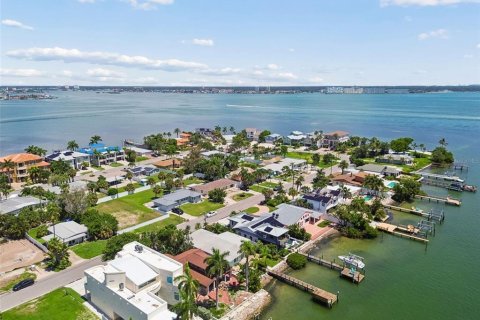 House in Saint Pete Beach, Florida 3 bedrooms, 190.08 sq.m. № 2309882 - photo 13