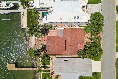 House in Saint Pete Beach, Florida 3 bedrooms, 190.08 sq.m. № 2309882 - photo 9